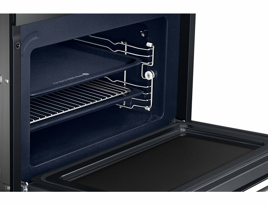 Otwarty wnętrze piekarnika z dwoma rusztami i blachą do pieczenia. Ciemnoniebieskie wnętrze.