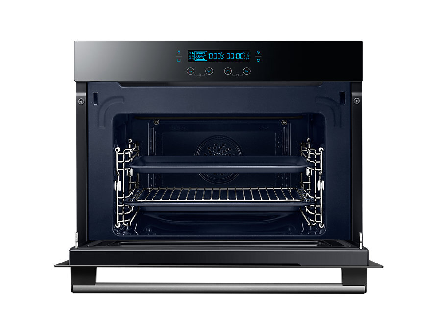 Otwarty piekarnik z dwoma rusztami w środku. Piekarnik jest czarny z cyfrowym wyświetlaczem.