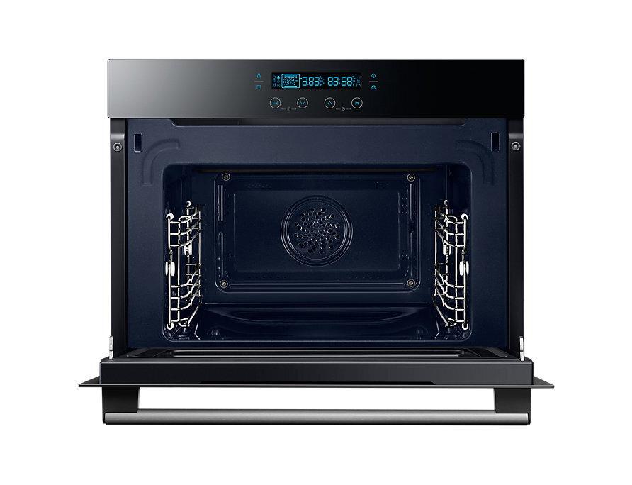 Otwarty piekarnik do zabudowy z wewnętrznymi rusztami.