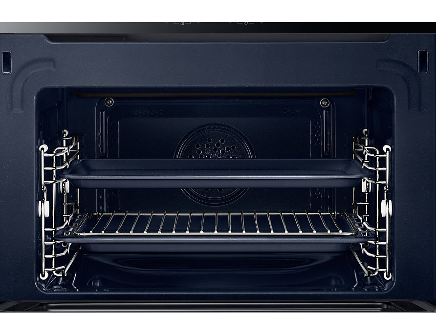 Wnętrze czarnego piekarnika z dwoma rusztami i ciemnoniebieskim wnętrzem.