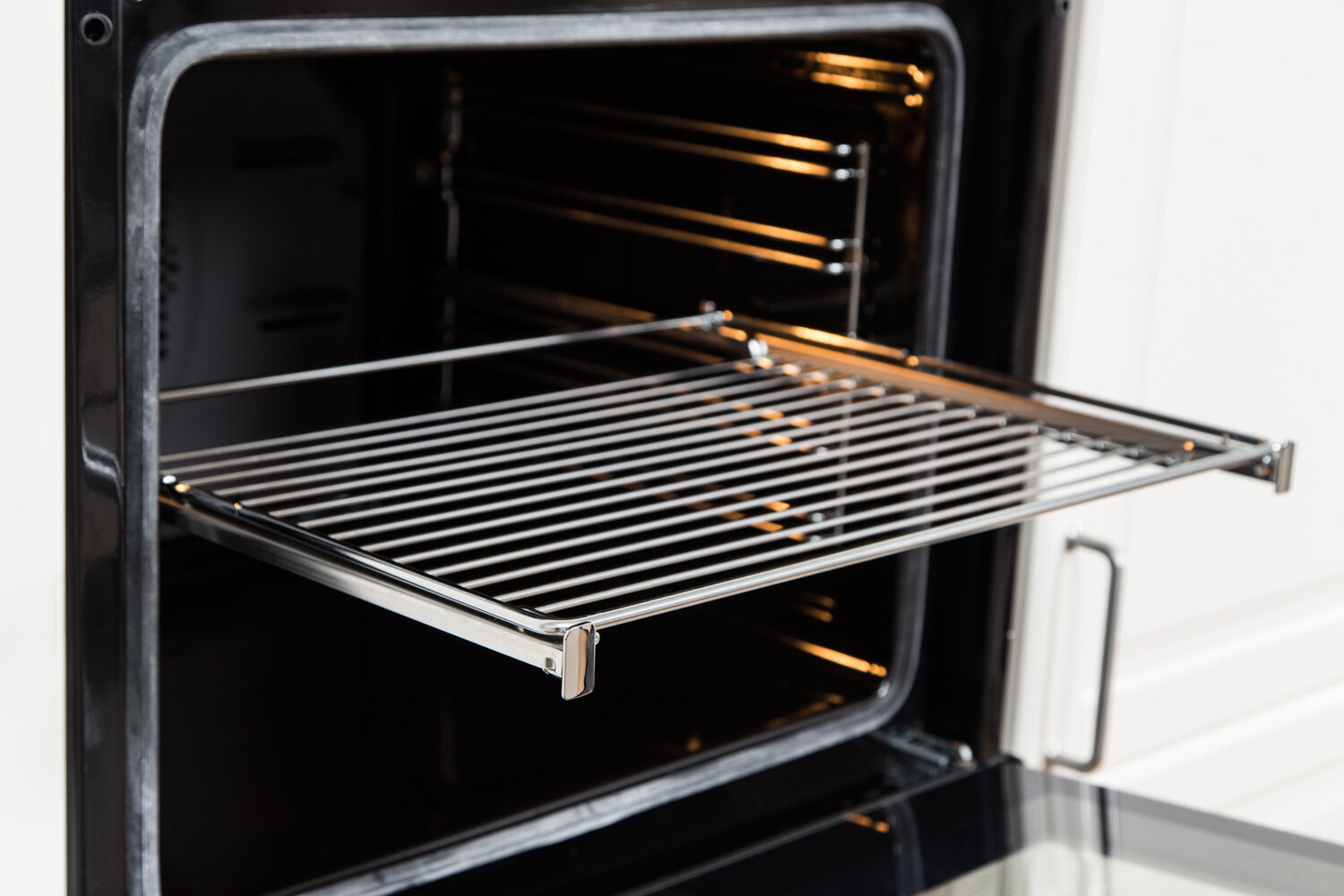 Wewnątrz piekarnika wyciągana jest metalowa kratka.