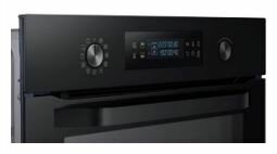 Panel sterowania piekarnika. Czarny panel z wyświetlaczem i pokrętłami. Pokazuje czas i ustawienia.