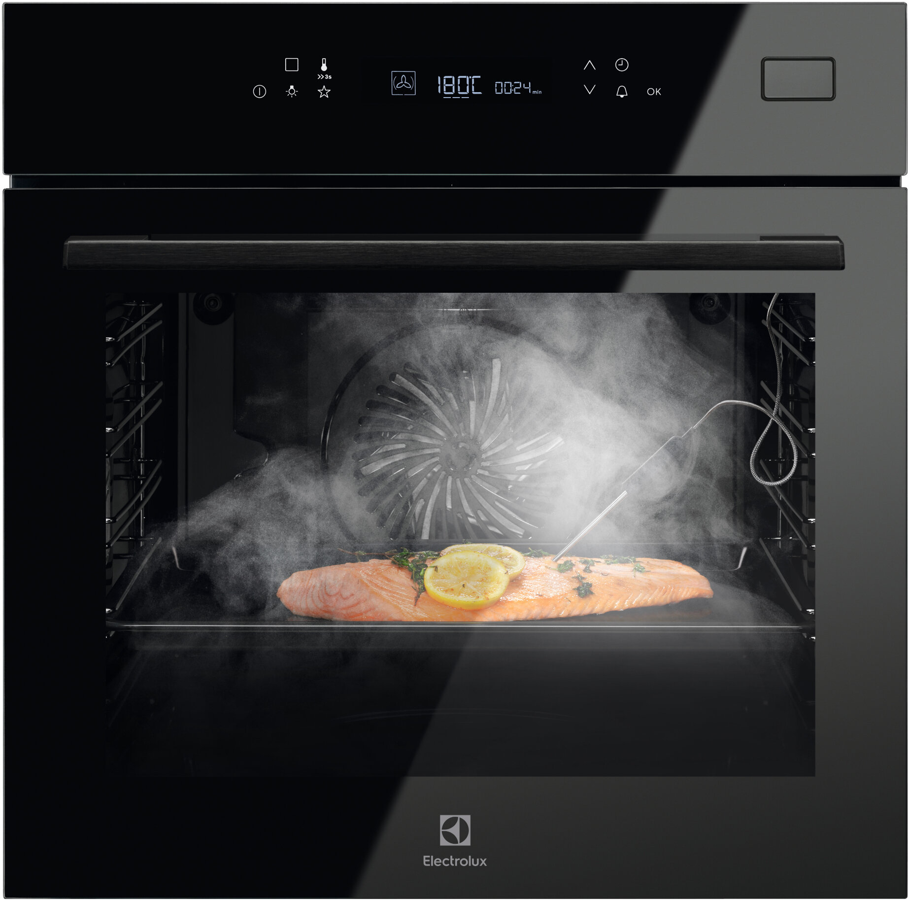Czarny piekarnik Electrolux z łososiem i cytryną w środku, widoczna para.