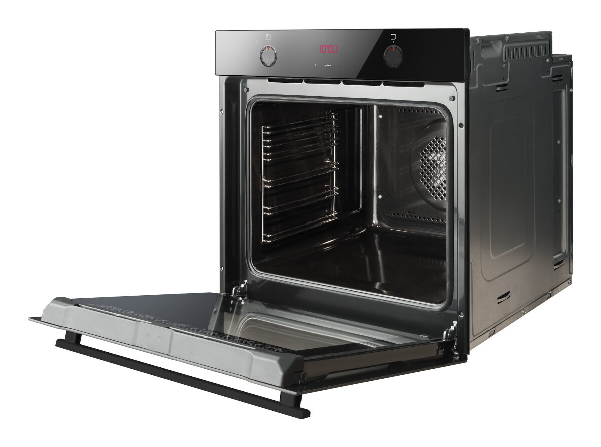 Czarny piekarnik otwarty, z uchylonymi drzwiami, widoczny środek z rusztami.