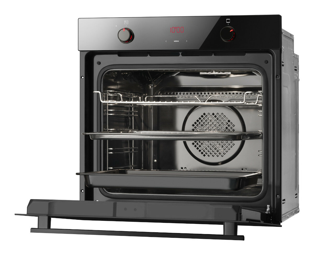 Otwarty czarny piekarnik z tacami w środku. Wnętrze ma wentylator i światła, z cyfrowym zegarem u góry.