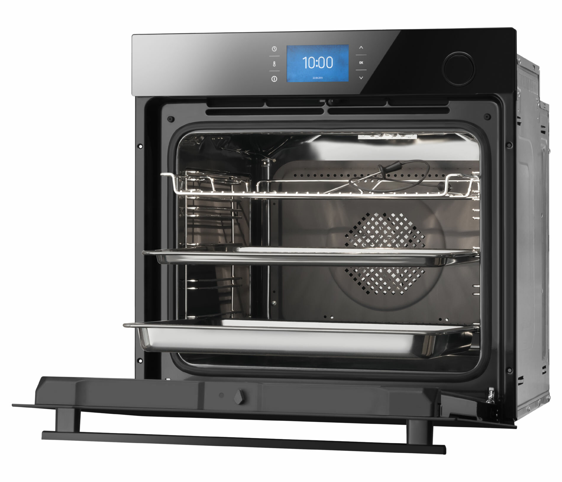 Otwarty piekarnik z opuszczonymi drzwiami. Wewnątrz tace i wyświetlacz z godziną 10:00. Piekarnik jest czarny.