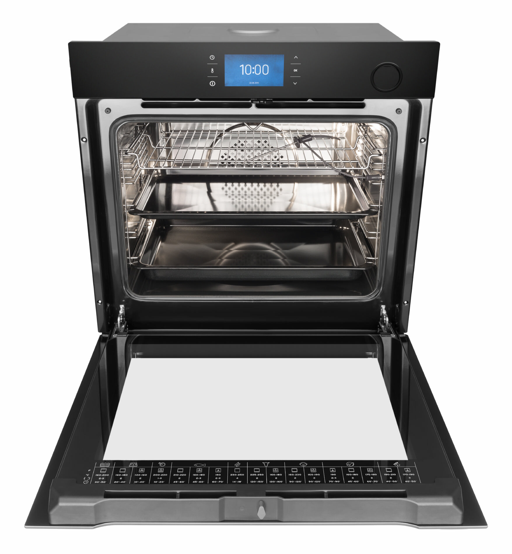 Wnętrze otwartego czarnego piekarnika. Piekarnik ma ekran z wyświetlaczem 10:00 i panel sterowania poniżej.