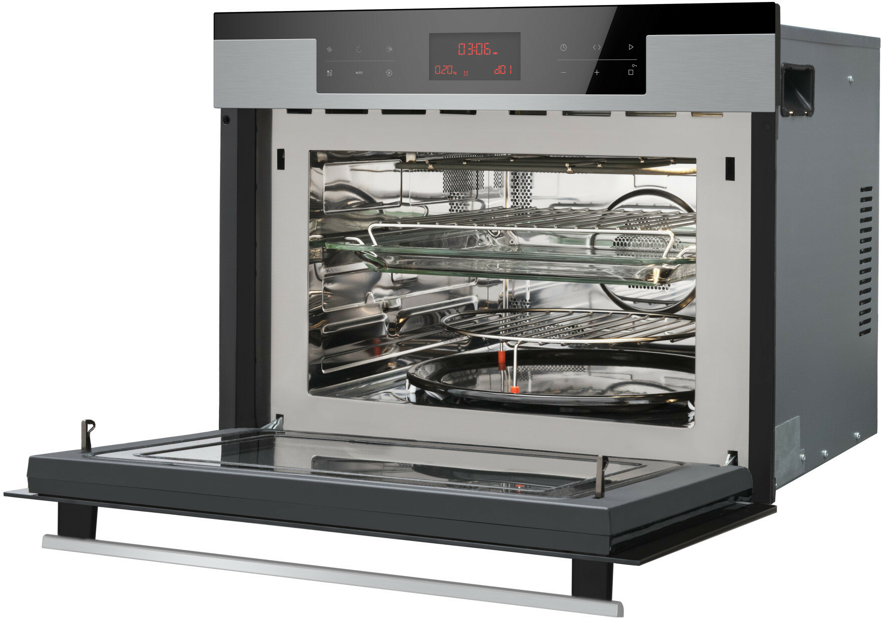 Kuchenka mikrofalowa z otwartymi drzwiami. Wewnątrz półki i okrągła szklana taca.