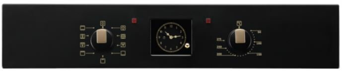 Czarny panel sterowania piekarnika z pokrętłami i wyświetlaczem zegara. Tło jest czarne.