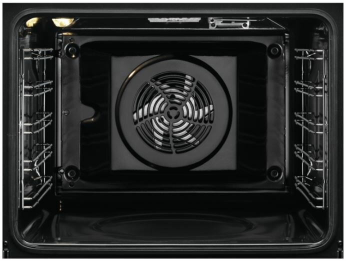 Widok wewnątrz czarnego piekarnika z rusztami i wentylatorem.