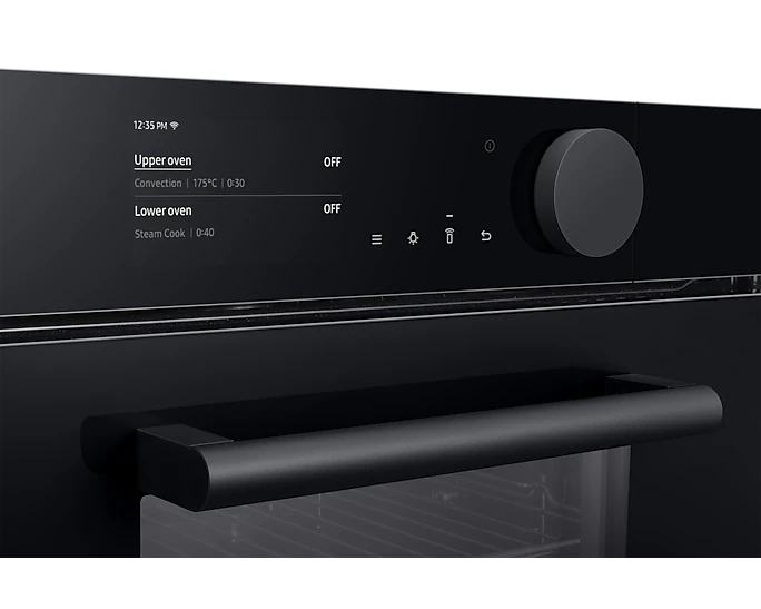 Czarny panel sterowania piekarnika. Wyświetla ustawienia górnej i dolnej komory z uchwytem poniżej.