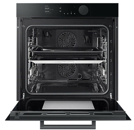 Otwarty czarny piekarnik z tacami, światłami i wentylatorem. Widok z przodu.