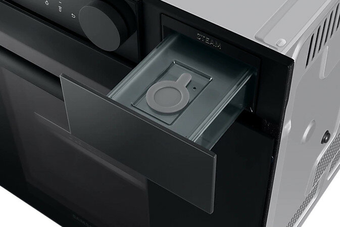 Zbliżenie szuflady kuchenki mikrofalowej, wylot pary.