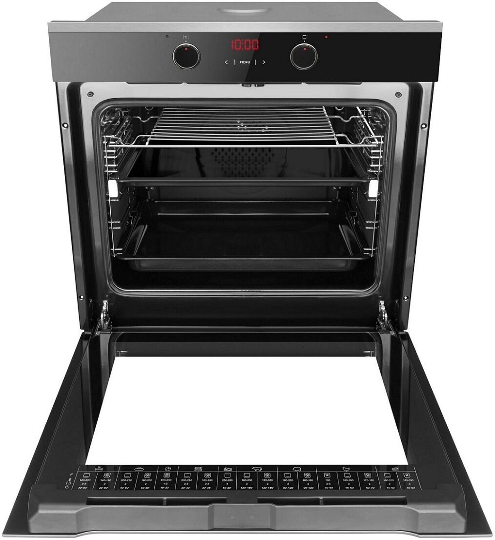 Otwarty piekarnik z rusztami i tacami w środku. Panel sterowania wyświetla czas. Drzwi są otwarte.