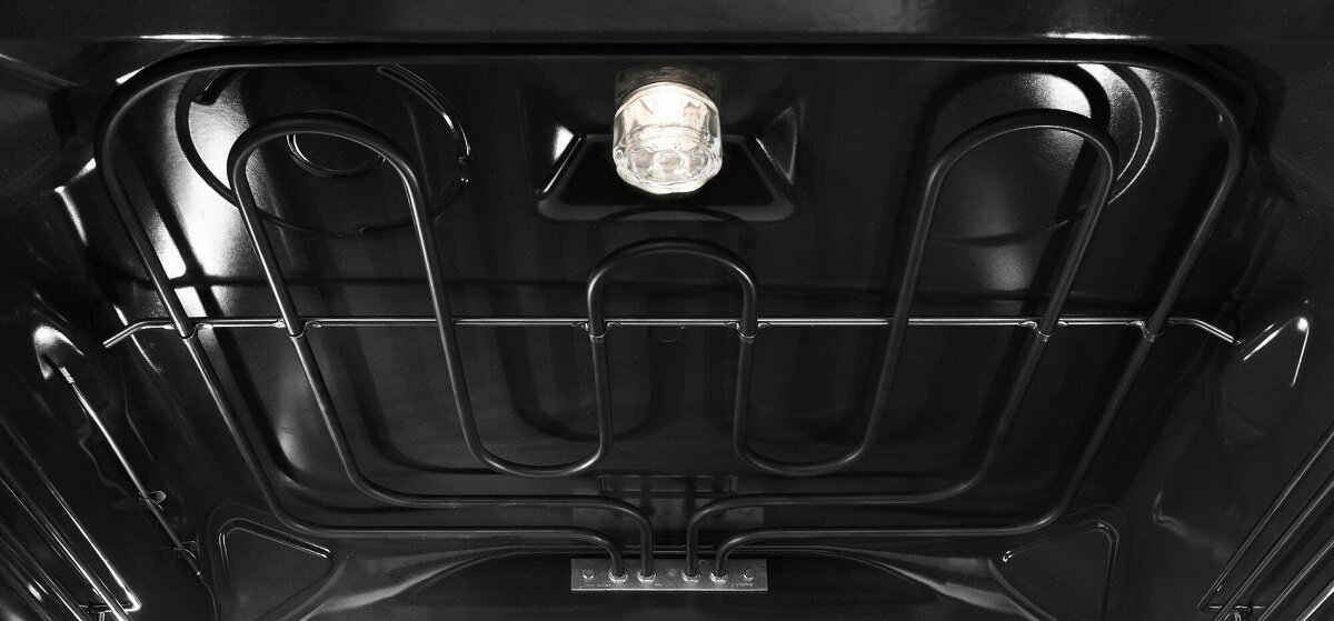 Wnętrze czarnego piekarnika, z elementami grzejnymi i żarówką.