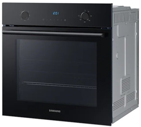 Czarny piekarnik z wyświetlaczem cyfrowym, pokrętłami sterowania i wykończeniem ze stali nierdzewnej.