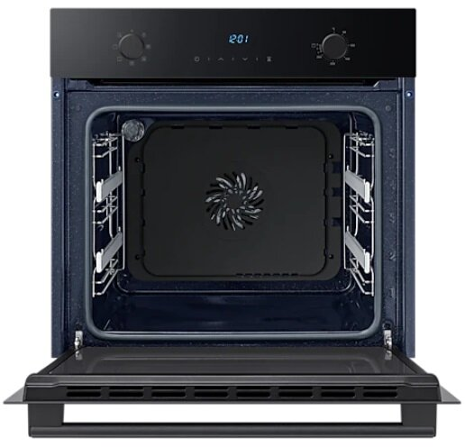 Otwarty, czarny piekarnik z cyfrowym wyświetlaczem i widocznymi rusztami.