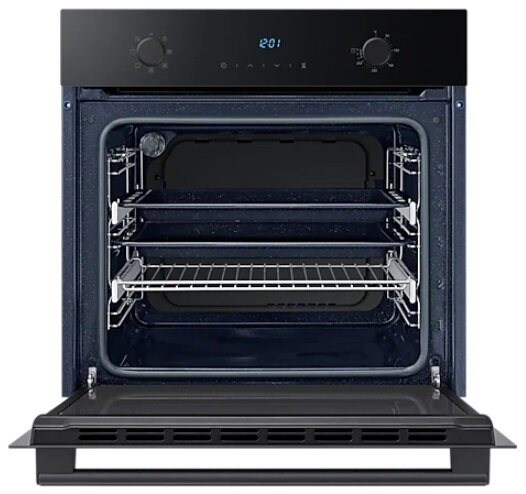 Czarny piekarnik z otwartymi drzwiami, wnętrze z rusztami i półkami, wyświetlacz cyfrowy.