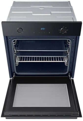 Otwarty czarny piekarnik z rusztami ze stali nierdzewnej. Panel sterowania.