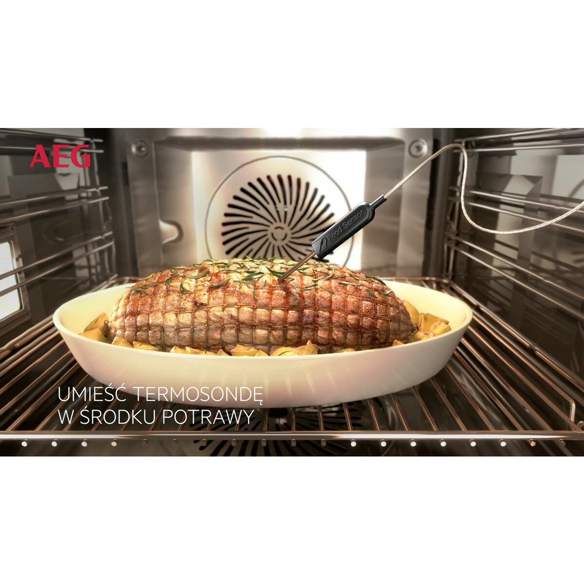 Pieczeń w białym naczyniu w piekarniku, z czujnikiem żywności.