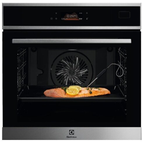 Wbudowany piekarnik elektryczny z łososiem i cytryną w środku. Wyświetlacz cyfrowy na górze. Stal nierdzewna.