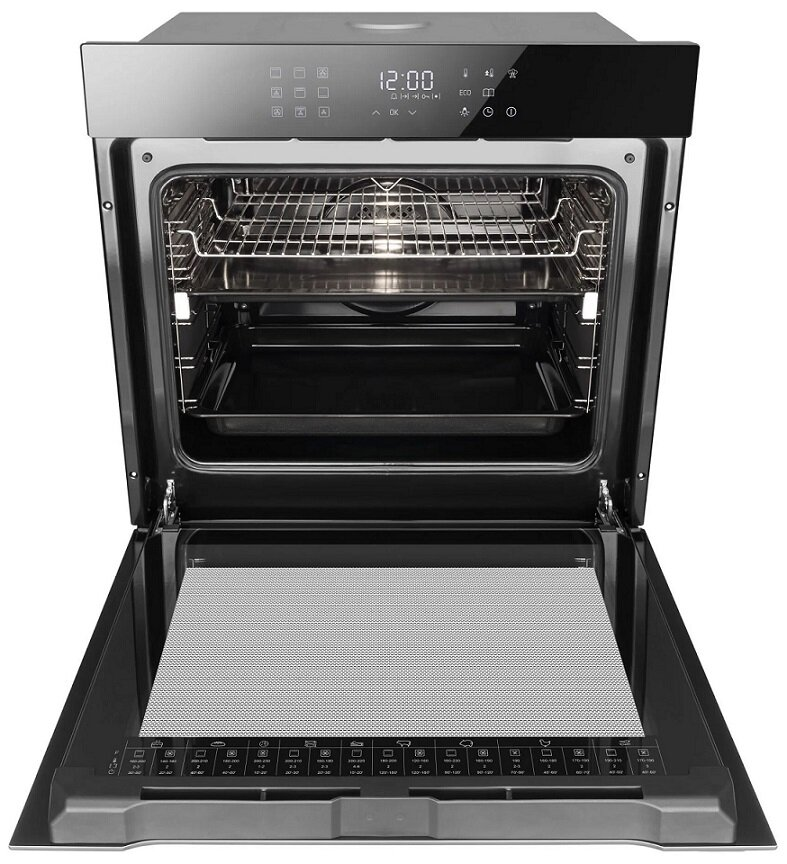 Piekarnik z otwartymi drzwiami, w środku znajdują się ruszty i tace.