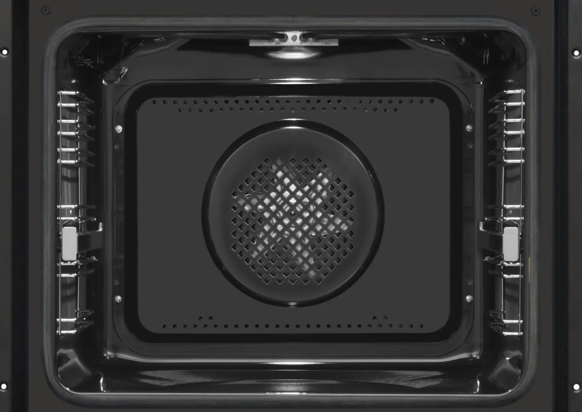 Wnętrze czarnego piekarnika, pokazujące wnętrze z wentylatorem i metalowymi rusztami.