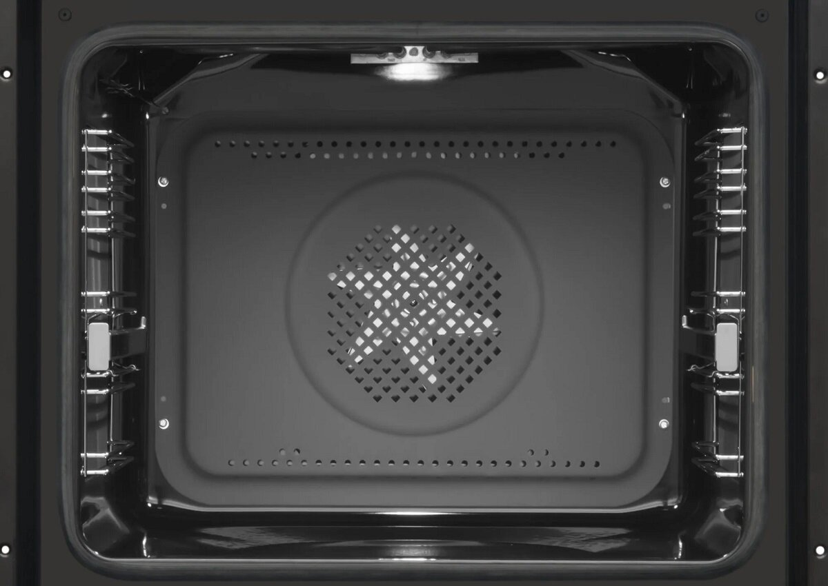 Wnętrze piekarnika, czarne z wentylatorem pośrodku. Perforowany metal.