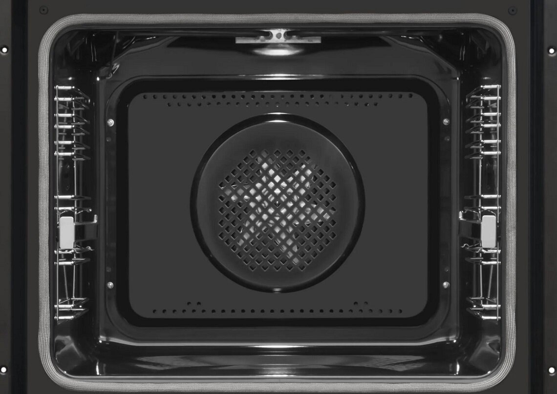 Wnętrze piekarnika z widocznym wentylatorem i rusztami.