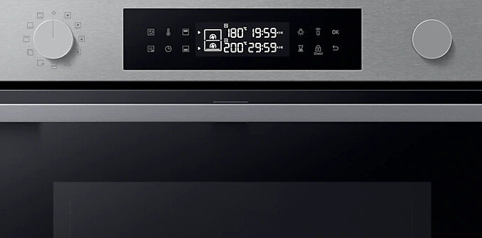Zbliżenie panelu sterowania piekarnika, pokazujące wyświetlacz cyfrowy i pokrętła sterowania.