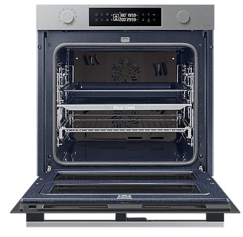 Piekarnik z otwartymi drzwiami, wyświetlaczem cyfrowym i dwoma pokrętłami. Wnętrze z rusztami i wentylatorem.