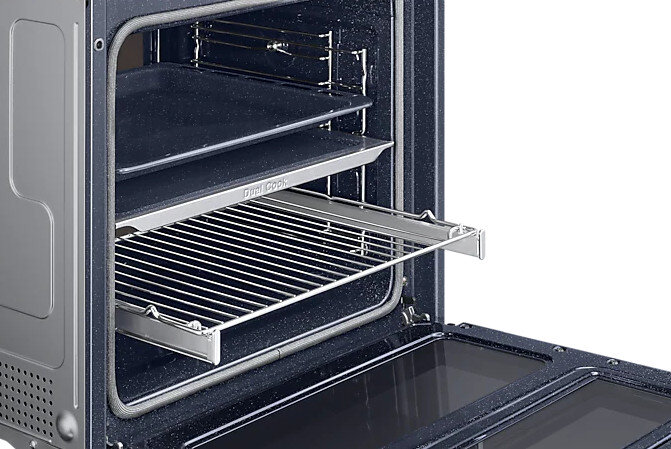 Otwarty piekarnik z półkami. Dwie tace w środku. Metalowe wnętrze.