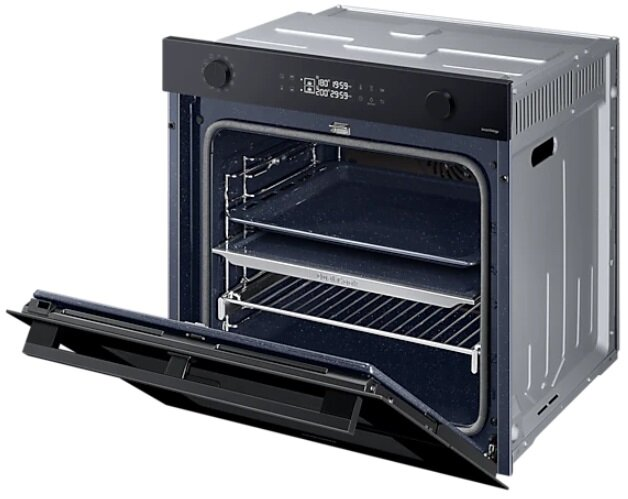 Otwarty piekarnik Samsung z tacami w środku. Piekarnik jest czarny z cyfrowym wyświetlaczem u góry.