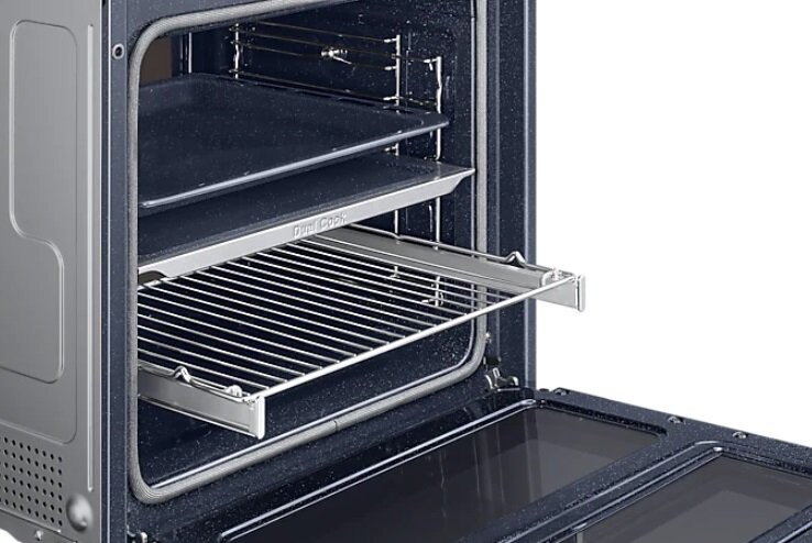 Wnętrze piekarnika z rusztami. Dwa poziomy z metalowymi rusztami. Otwarte drzwi. Ciemne wnętrze.