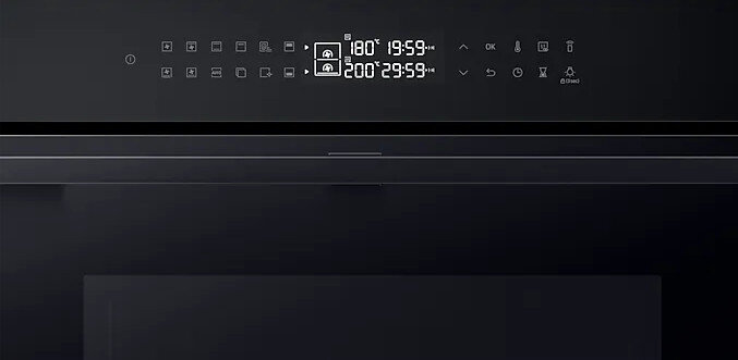 Zbliżenie cyfrowego wyświetlacza piekarnika pokazuje liczby i symbole na czarnym tle.