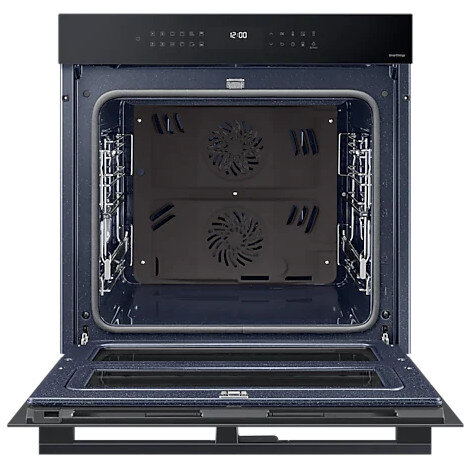 Otwarty piekarnik, z opuszczonymi drzwiami. Czarne wnętrze z wentylacją i dwiema półkami.