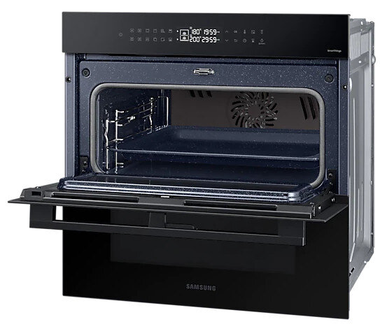 Czarny piekarnik Samsung, otwarte drzwi. Wnętrze ciemnoniebieskie. Wyświetlacz cyfrowy u góry.