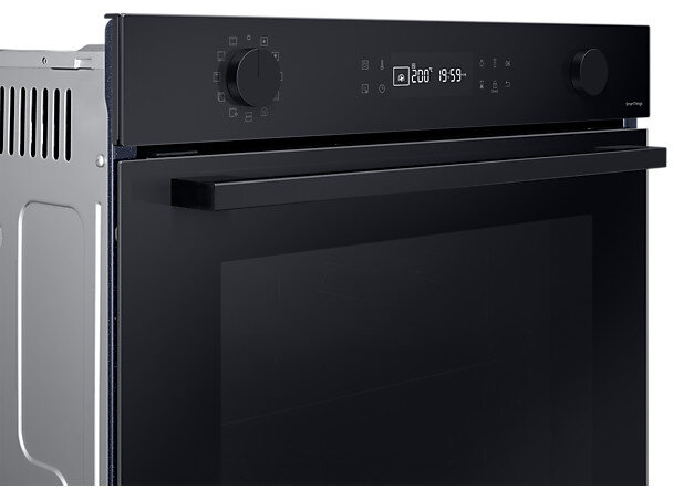 Czarny piekarnik z zamkniętymi drzwiami i elementami sterującymi.