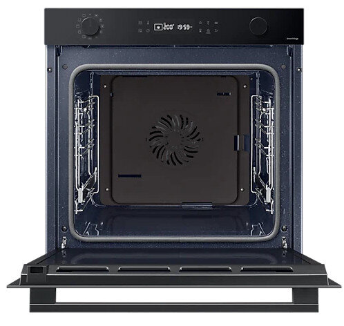 Wnętrze piekarnika ze światłami i wentylatorem. Drzwi piekarnika są otwarte.