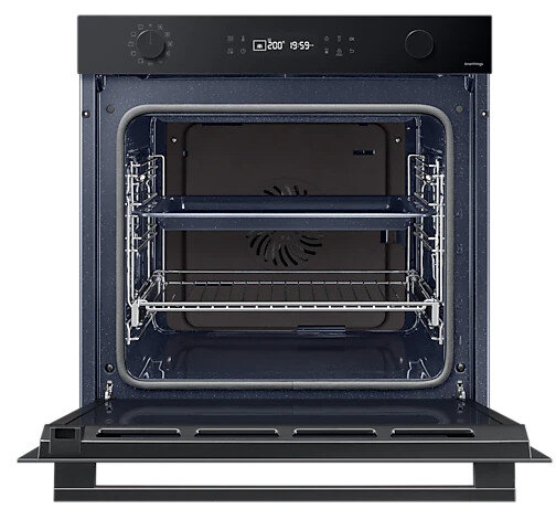 Otwarty piekarnik, z widocznym wnętrzem i cyfrowym wyświetlaczem na górze.