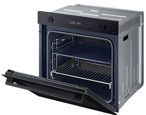 Piekarnik z otwartymi drzwiami, pokazujący półki w środku. Widoczny cyfrowy wyświetlacz z czasem.