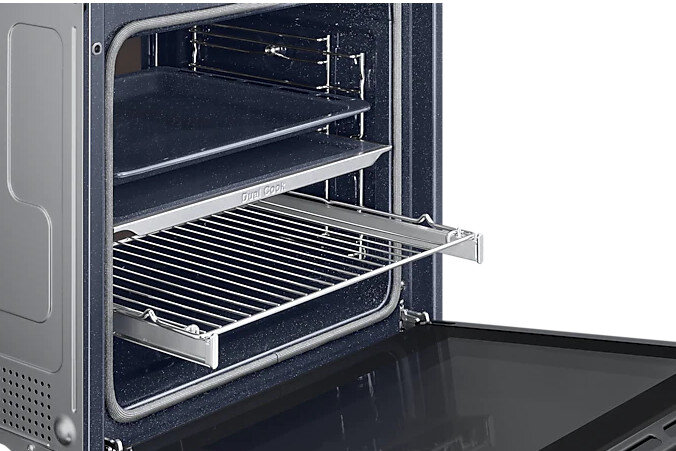 Wnętrze piekarnika z dwiema tacami i rusztem, rama ze stali nierdzewnej i czarne wnętrze.