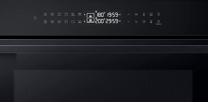 Zbliżenie panelu wyświetlacza piekarnika pokazującego ustawienia, temperaturę i czas.