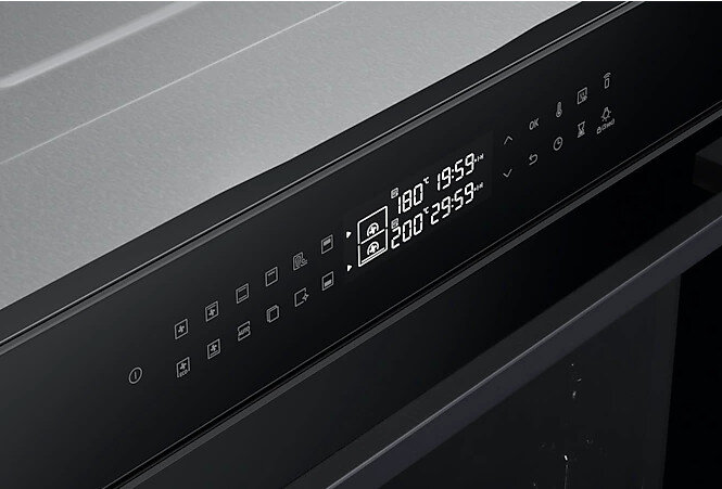 Zbliżenie panelu sterowania piekarnika z ustawieniami i cyfrowym zegarem.