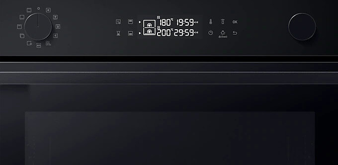Zbliżenie panelu sterowania piekarnika z cyfrowym wyświetlaczem pokazującym czas i temperaturę.
