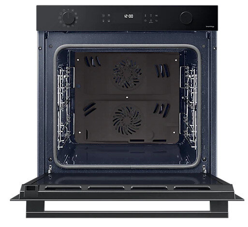 Otwarty piekarnik z ciemnym wnętrzem i panelem sterowania u góry.