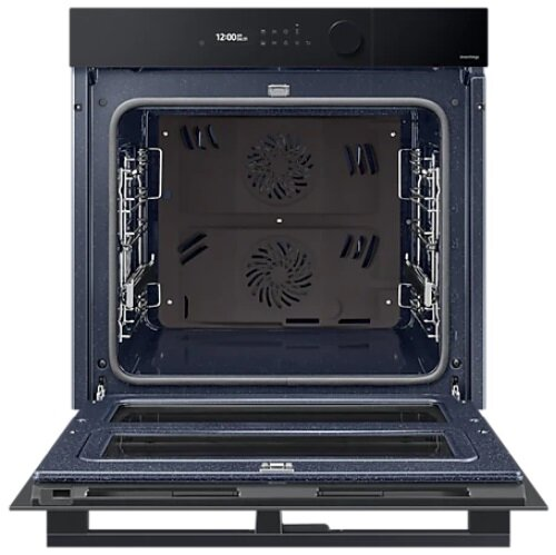 Niebieskie wnętrze piekarnika. Otwarte drzwi. Widoczne metalowe ruszty.