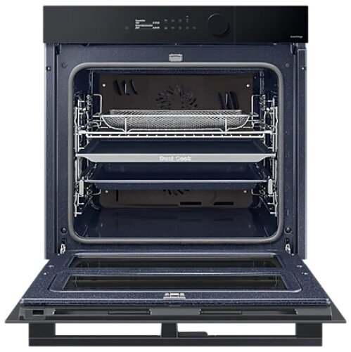 Czarny piekarnik z otwartymi drzwiami, widoczne wiele półek.