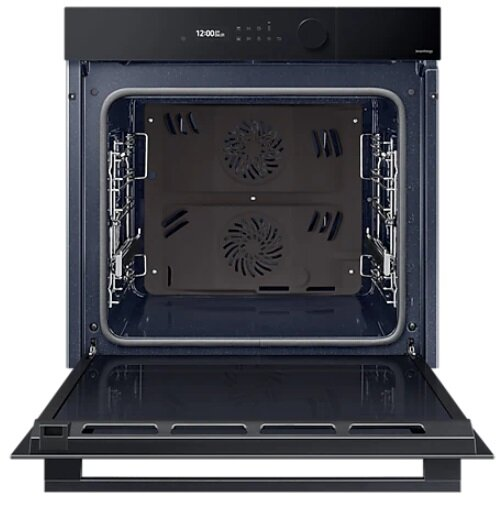 Otwarty czarny wnętrze piekarnika z wentylatorem. Górny panel sterowania, otwarte drzwi i oświetlenie wnętrza.