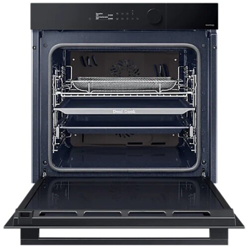 Wnętrze piekarnika z rusztami. Otwarte drzwi pokazują wnętrze.